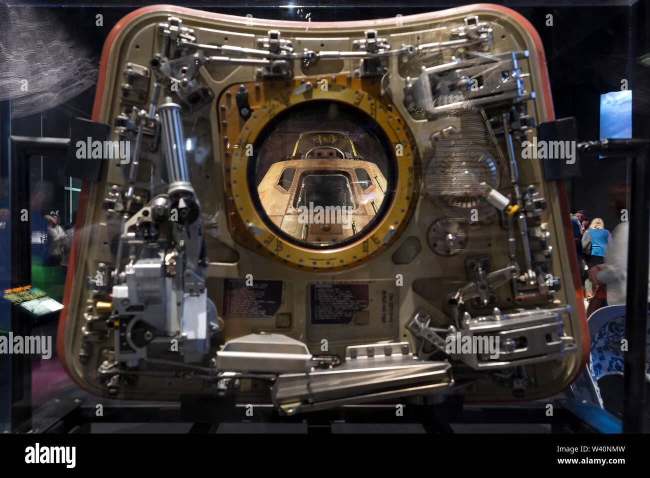 Vue sur le module de commande Columbia à travers la fenêtre de la porte seules sur l'affichage pendant la "Destination Lune" exposition au Musée de l'aviation à Seattle, Washington le 18 juillet 2019. L'exposition, présentée en partenariat avec le Smithsonian Institution, célèbre la mission Apollo 11 au cours de la 50e anniversaire de l'alunissage. Banque D'Images