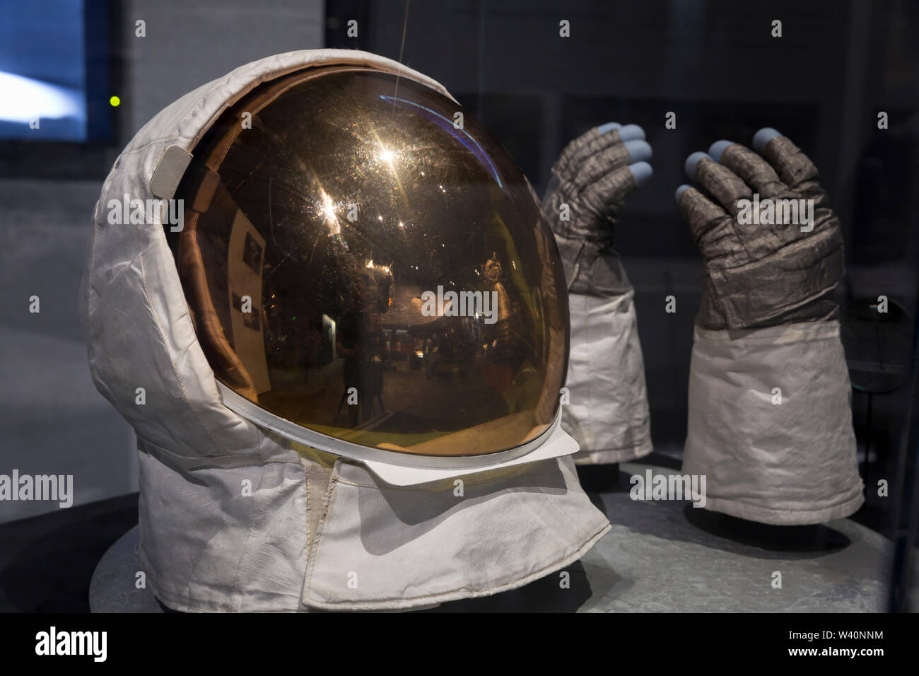 L'Apollo 11 Buzz Aldrin et gants pare-soleil sur l'affichage pendant la "Destination Lune" exposition au Musée de l'aviation à Seattle, Washington le 18 juillet 2019. L'exposition, présentée en partenariat avec le Smithsonian Institution, célèbre la mission Apollo 11 au cours de la 50e anniversaire de l'alunissage. Banque D'Images