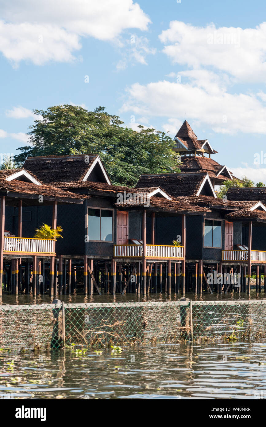 Photo verticale de l'architecture birmane traditionnelles maisons construites au-dessus de l'eau, situé dans le lac Inle, Myanmar Banque D'Images