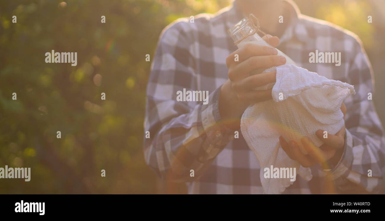 Farmer holding un lait naturel frais en bouteille Banque D'Images