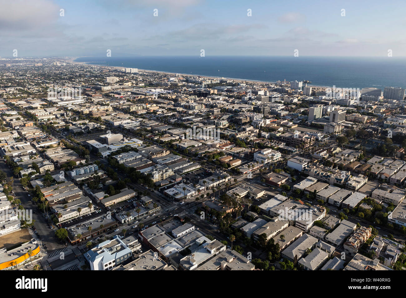 Vue aérienne de la ville de logements et de bâtiments, à proximité du centre-ville de Santa Monica à Los Angeles County, Californie. Banque D'Images