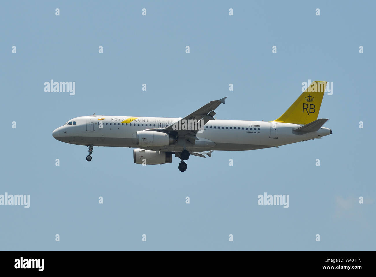 Bangkok, Thaïlande - Apr 21, 2018. Royal Brunei Airlines V8-A320 Airbus RBS l'atterrissage à l'Aéroport International Suvarnabhumi de Bangkok (BKK). Banque D'Images