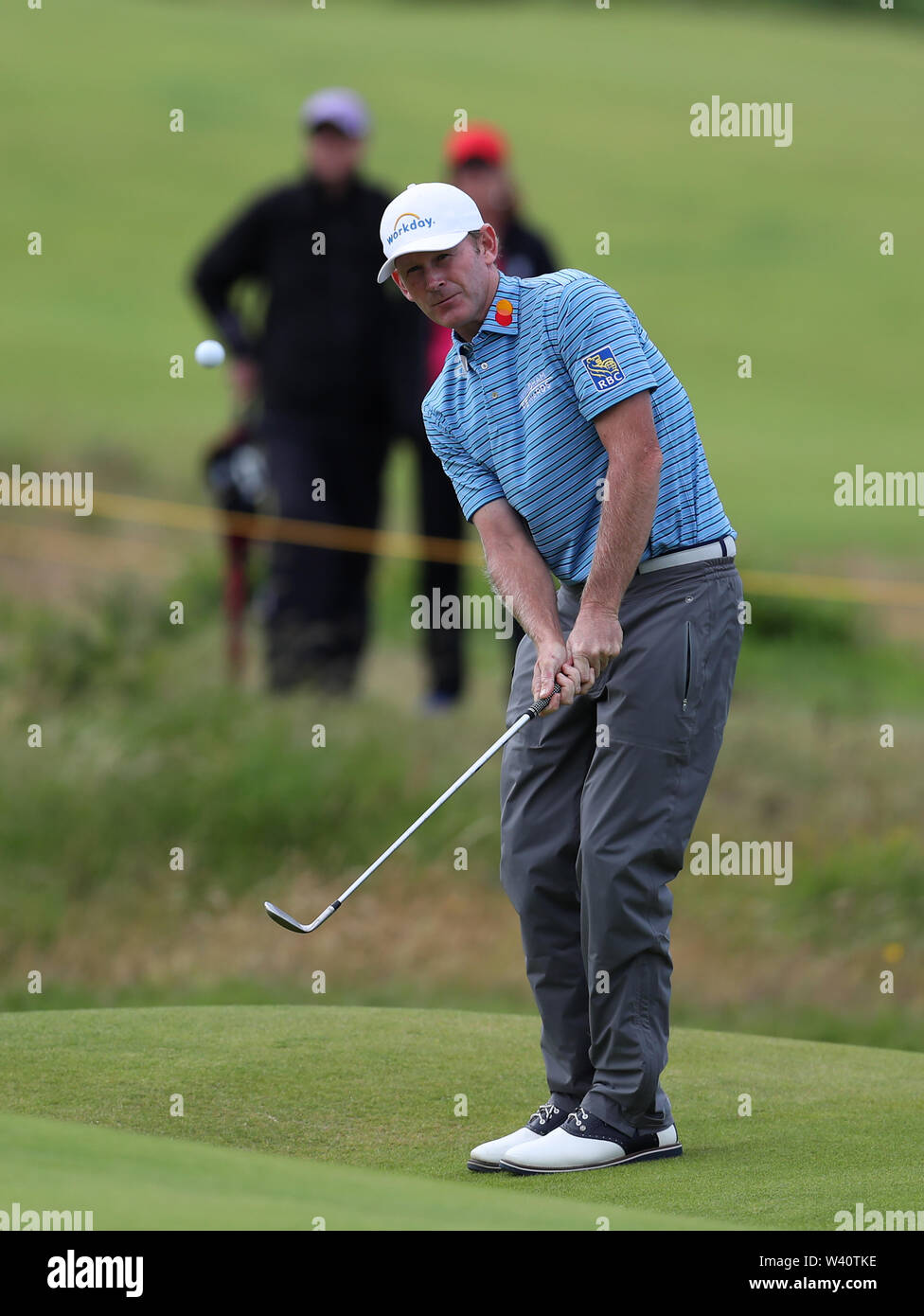 Portrush, pays d'Antrim, en Irlande du Nord. 18 juillet 2019. Le 148e Open Golf Championship, Royal Portrush, l'une ronde ; Brandt Snedeker (USA) emplacements son ballon pour le drapeau sur le deuxième trou Crédit : Action Plus de Sports/Alamy Live News Banque D'Images