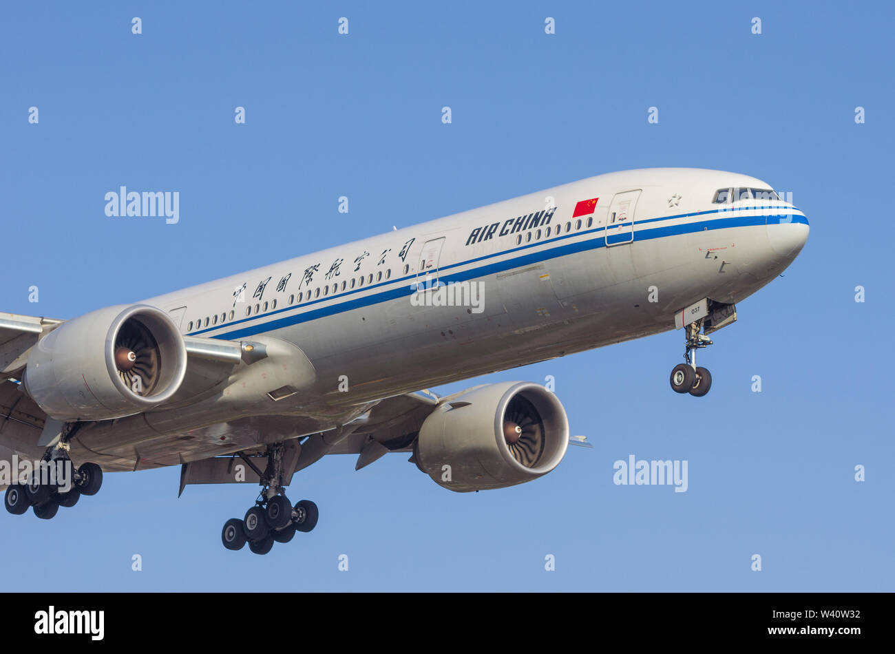 Image d'un Boeing 777 d'Air China illustré près de l'Aéroport International de Los Angeles pour l'atterrissage. Banque D'Images