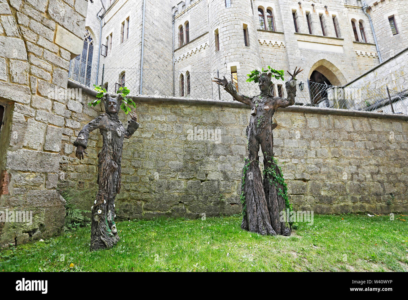 GEEK ART - Bodypainting répond à SciFi, l'imaginaire et les fées : photoshooting avec modèle Maria et Enrico qu'arbres au château Marienburg à Pattensen - un projet du photographe et l'Tschiponnique Skupin bodypainter Enrico Lein Banque D'Images