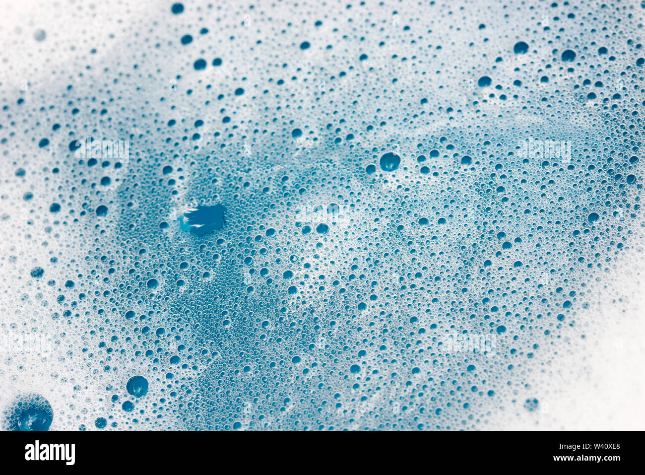 Mousse de savon bulles sur un fond d'eau selective focus Banque D'Images