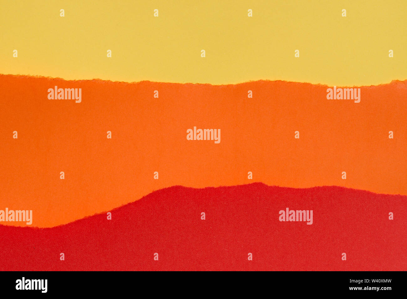 Des morceaux de papier déchiré la texture de fond : rouge, orange, jaune Banque D'Images