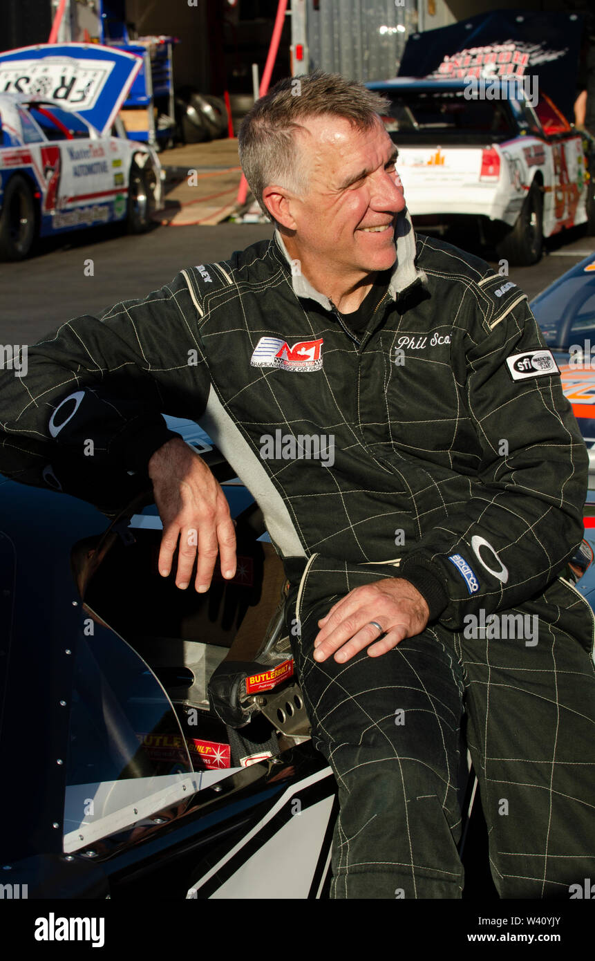 Racing Gouverneur Le gouverneur du Vermont, Phil Scott est tout sourire avant d'une course de qualification à Thunder Road International Speed Bowl dans Barre, Vermont, USA. Banque D'Images