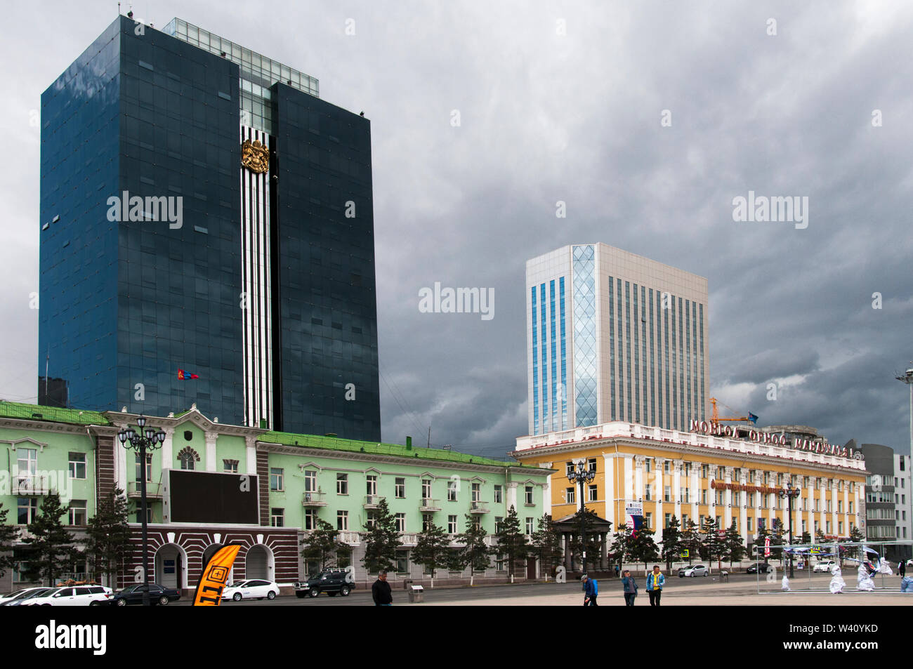 Les bâtiments publics et d'entreprise sur Sukhbaatar Square dans le centre-ville d'Ulaanbaatar (Oulan Bator, la capitale mongole) Banque D'Images