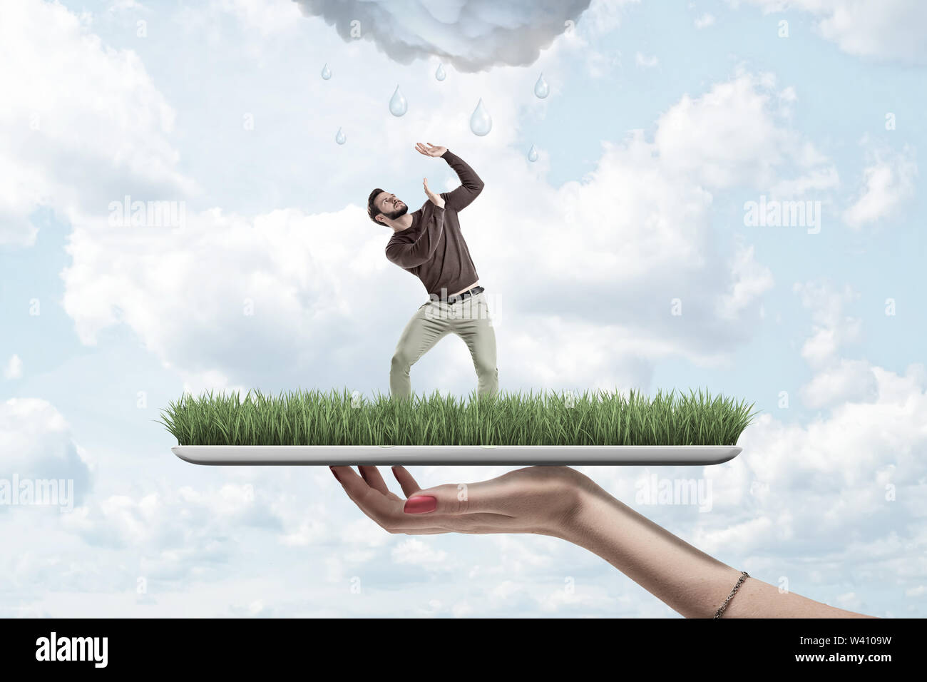Femme Homme petite main tenant dans les tenues de protéger lui-même de cloud à la pluie sur l'herbe verte modèle avec fond de ciel bleu. Les gens art numérique. Banque D'Images