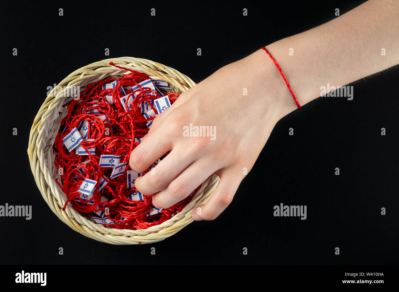 Fil rouge sur fond noir dans le panier Banque D'Images