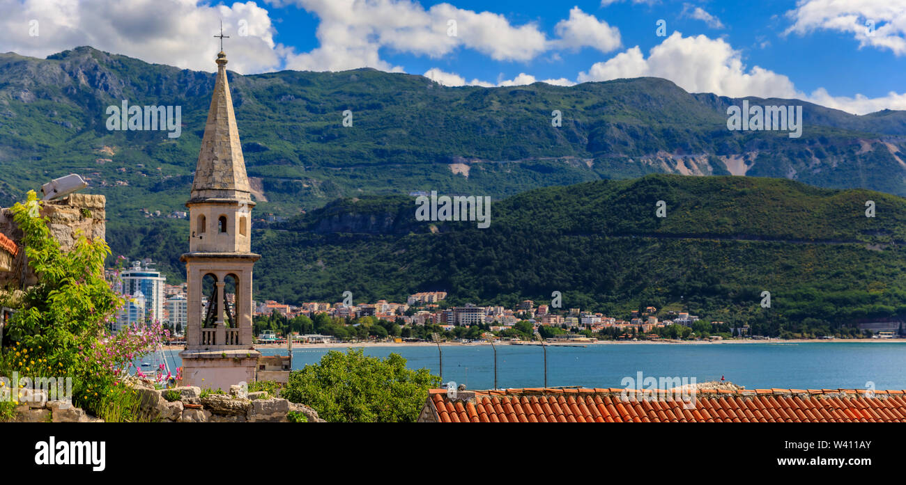 Vue aérienne de la vieille ville de Budva de la Citadelle et de l'église Holy Trinity et la mer Adriatique, à l'arrière-plan au Monténégro, Balkans lors d'une journée ensoleillée Banque D'Images