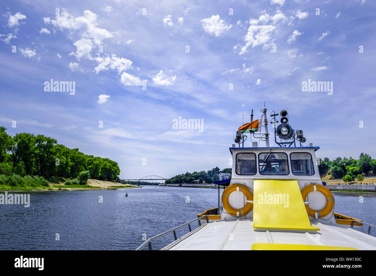 River cruise ferry avec drapeau biélorusse à voile à travers river Sozh à Gomel, Bélarus Banque D'Images