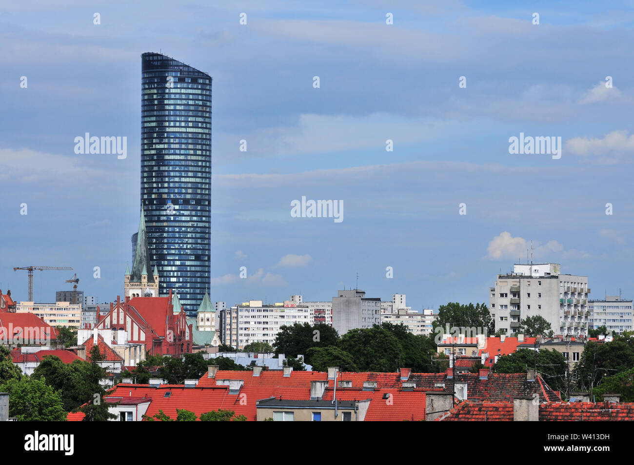 Wroclaw, Pologne, juin 2019. Vue urbaine avec gratte-ciel qui s'élève au-dessus de la Sky Tower City line. Banque D'Images