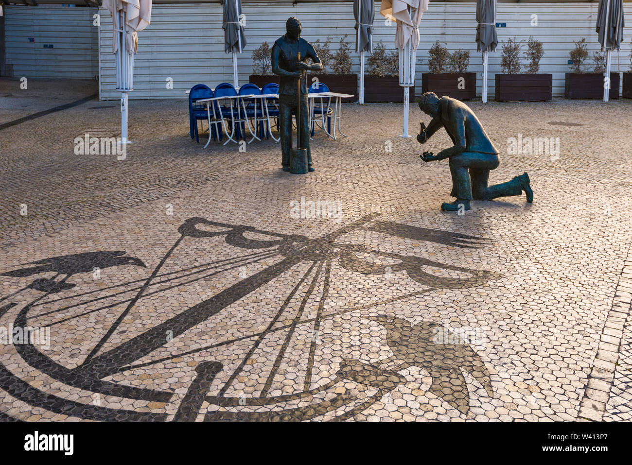 Monument à l'Calceteiro pavés (Monumento ao) cette figure typique à Praça dos Restauradores de Lisbonne, Portugal Banque D'Images
