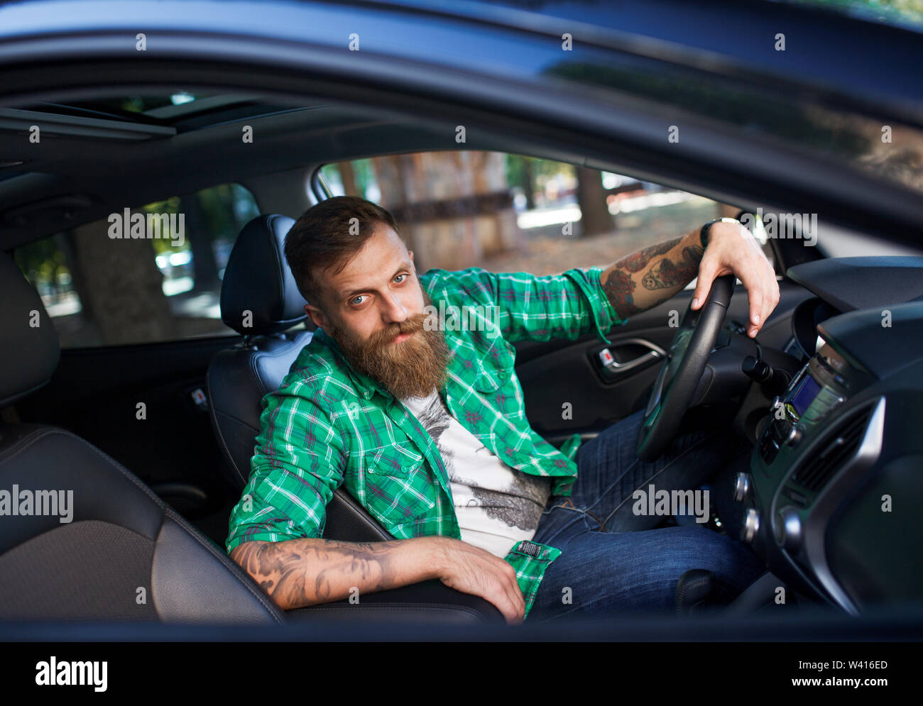 Heureux homme assis sur une voiture Banque de photographies et d’images ...