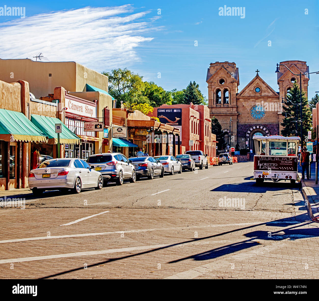 East Street San Francisco et de la Cathédrale Basilique de Saint François d'assise à Santa Fe, New Mexico, USA Banque D'Images