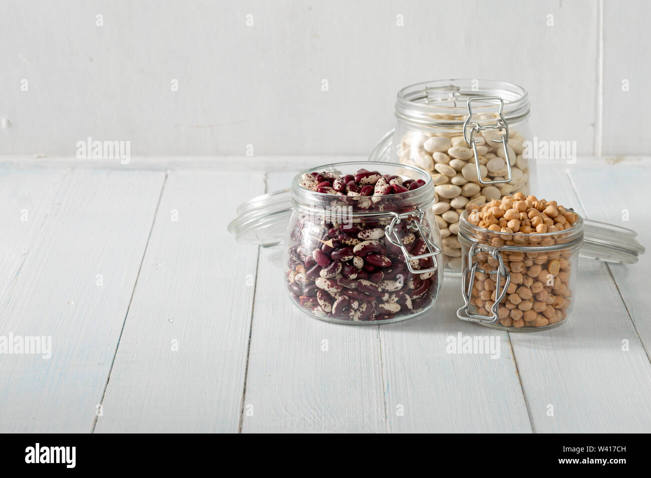 Grain cru bean dans un bocal de verre dans la cuisine. Source de protéines pour les végétariens Banque D'Images