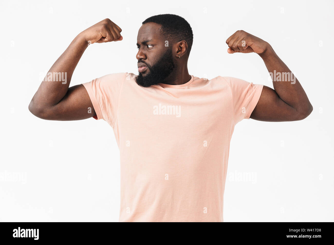 Portrait d'un certain african man wearing t-shirt isolés sur fond blanc, les flexions des biceps Banque D'Images