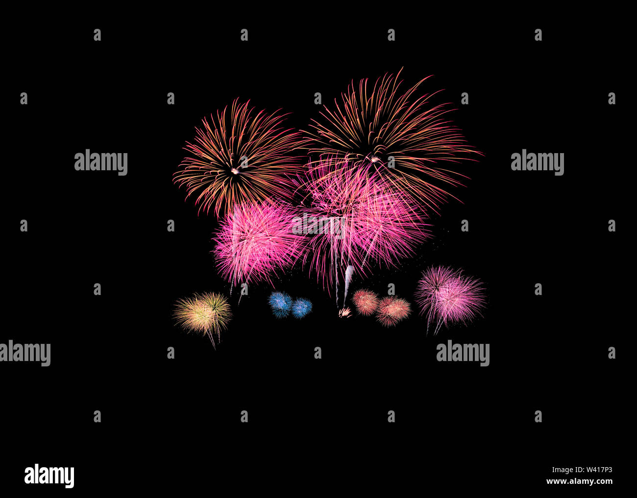 D'artifice coloré de diverses couleurs avec le ciel nocturne. Banque D'Images