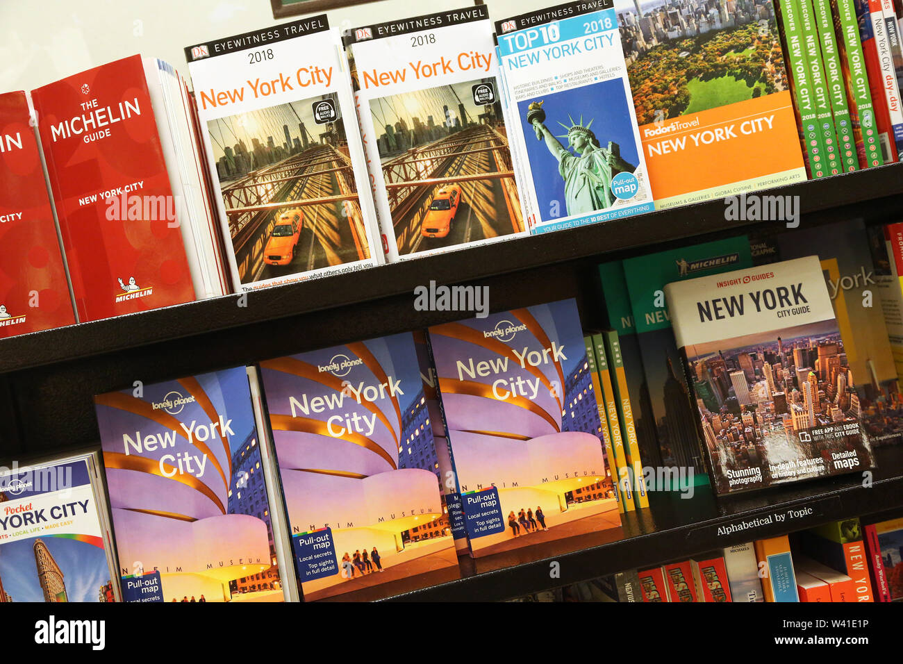 Guides touristiques de New York sur des étagères Banque D'Images