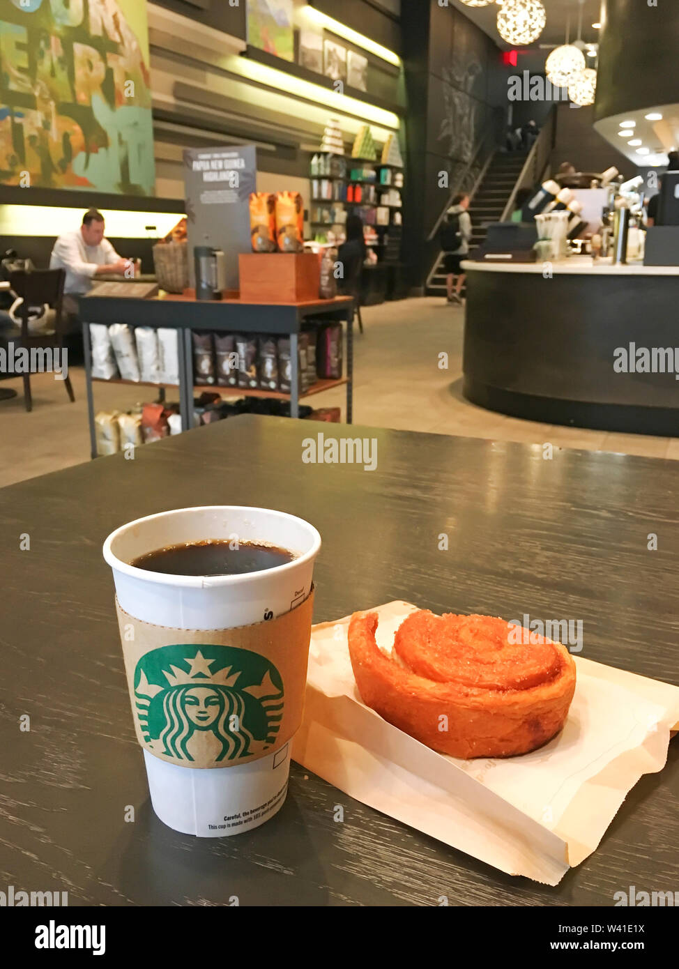 Pâtisseries et café dans un Starbucks Cafe Banque D'Images