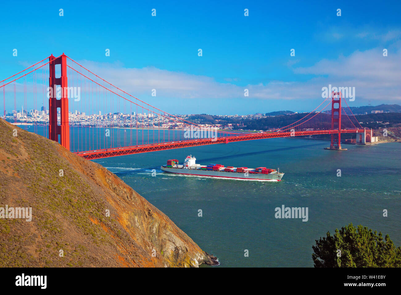 Golden Gate et d'un cargo passant en dessous, San Francisco Banque D'Images
