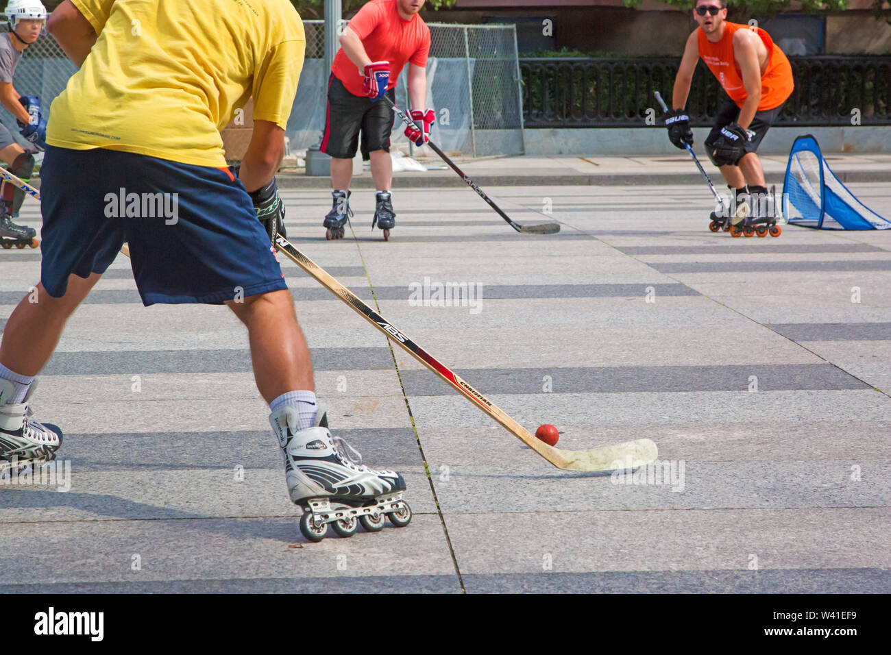 Roller en ligne hockey au centre-ville de Washington Banque D'Images