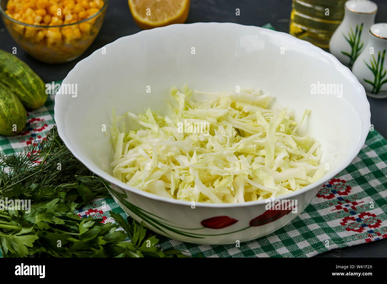La cuisson salade saine avec du chou, chou, tranchage photo horizontale en bandes, close-up Banque D'Images