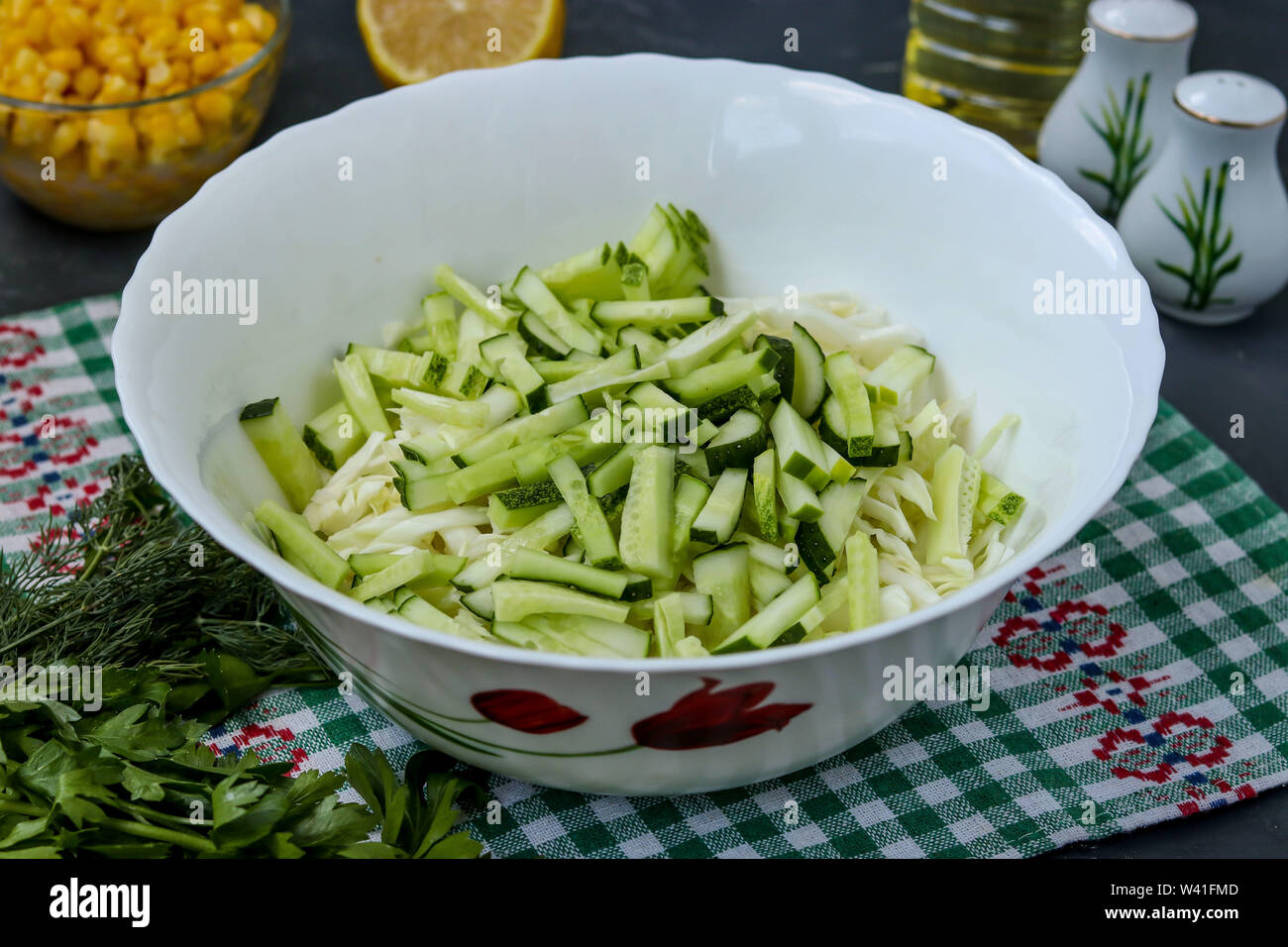La cuisson salade saine avec du chou et des concombres, photo horizontale, trancher le concombre et le chou en lanières, close-up Banque D'Images