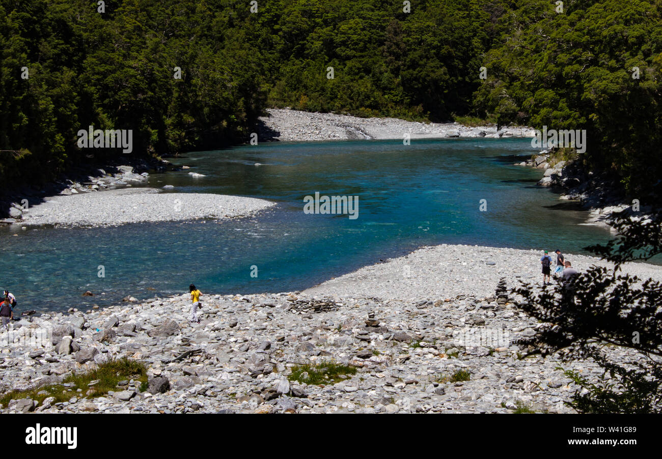 Sautant du pont à l'piscines bleu à Wanaka, Nouvelle-Zélande Banque D'Images