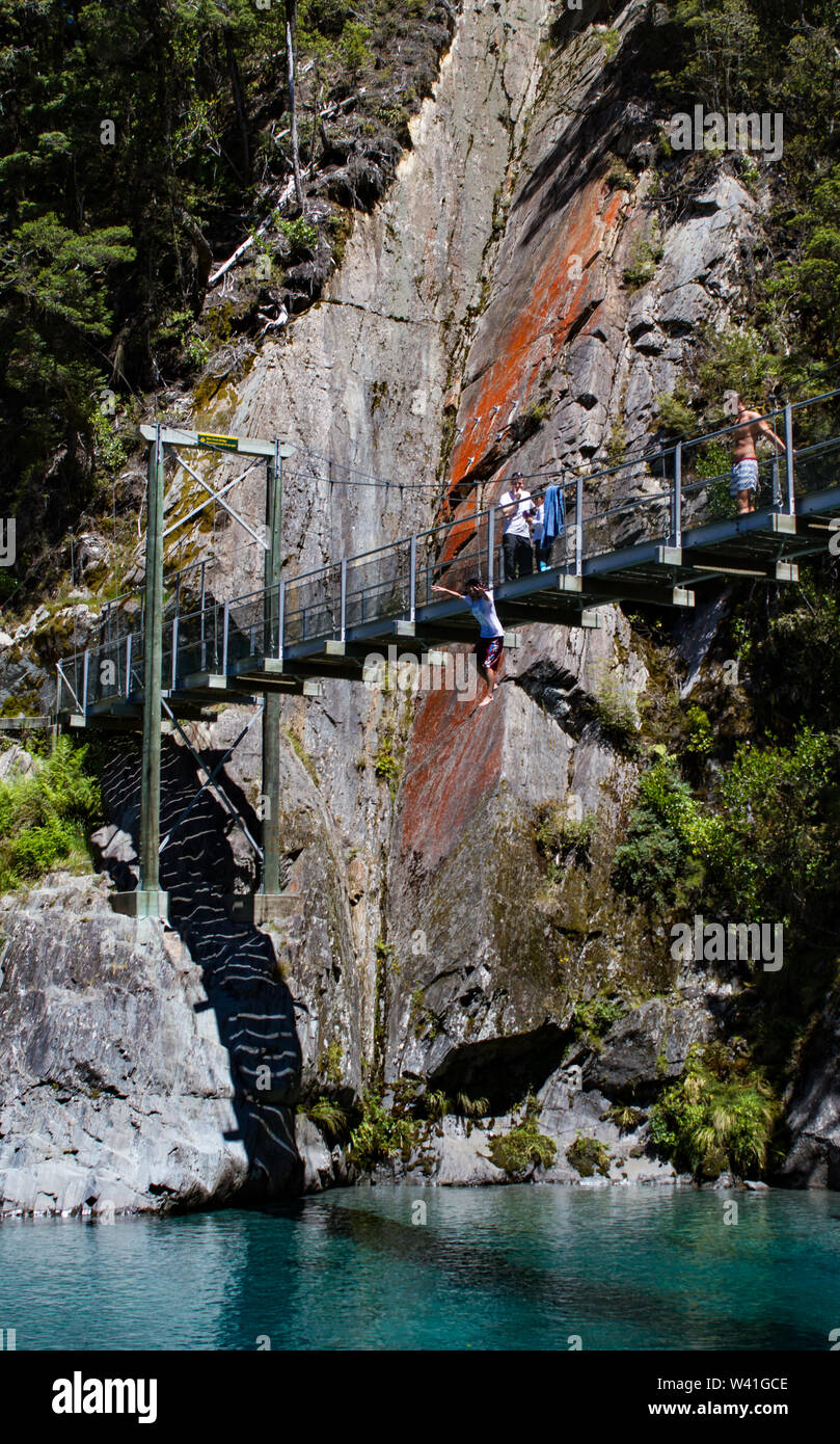 Sautant du pont sur le bleu des piscines, Wanaka Nouvelle-zélande Banque D'Images