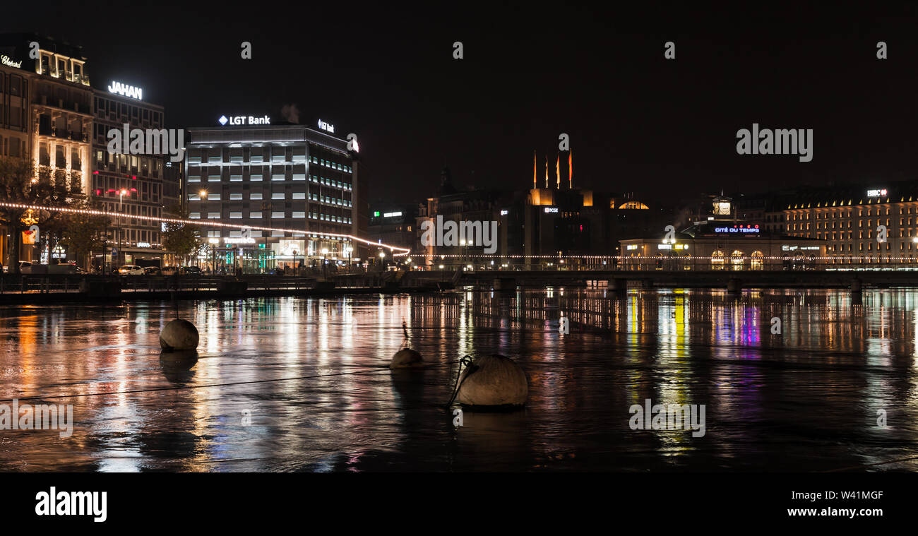 Genève, Suisse - le 24 novembre 2016 : paysage urbain panoramique avec façades illuminées de la ville de Genève Département de la nuit Banque D'Images