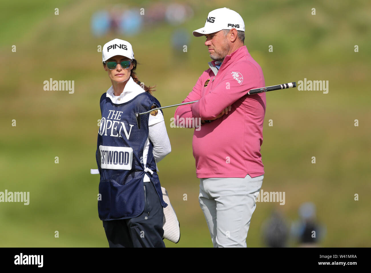 Lee Westwood l'Angleterre (à droite) au cours de la deuxième journée de l'Open Championship 2019 au Club de golf Royal Portrush. Banque D'Images