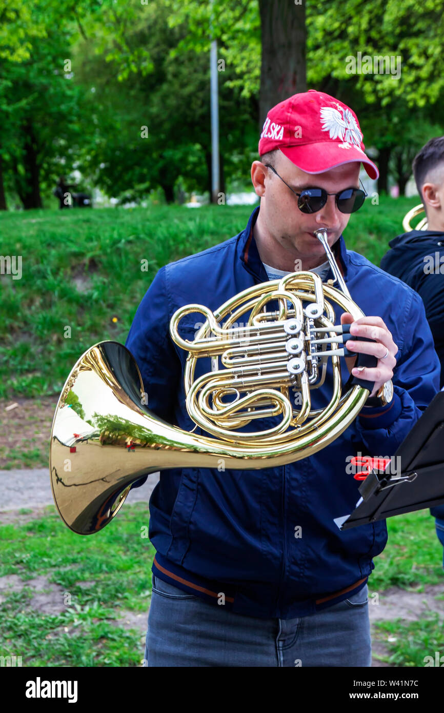 Kaliningrad Russie 05.01.2019 Street musicien joue la mélodie sur la trompette. Banque D'Images