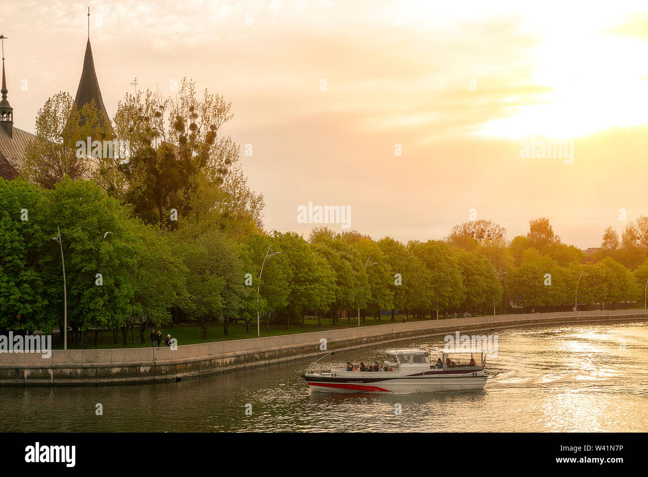 Kaliningrad Russie 05.01.2019 excursion sur la rivière dans un petit bateau contre le soleil couchant. Banque D'Images