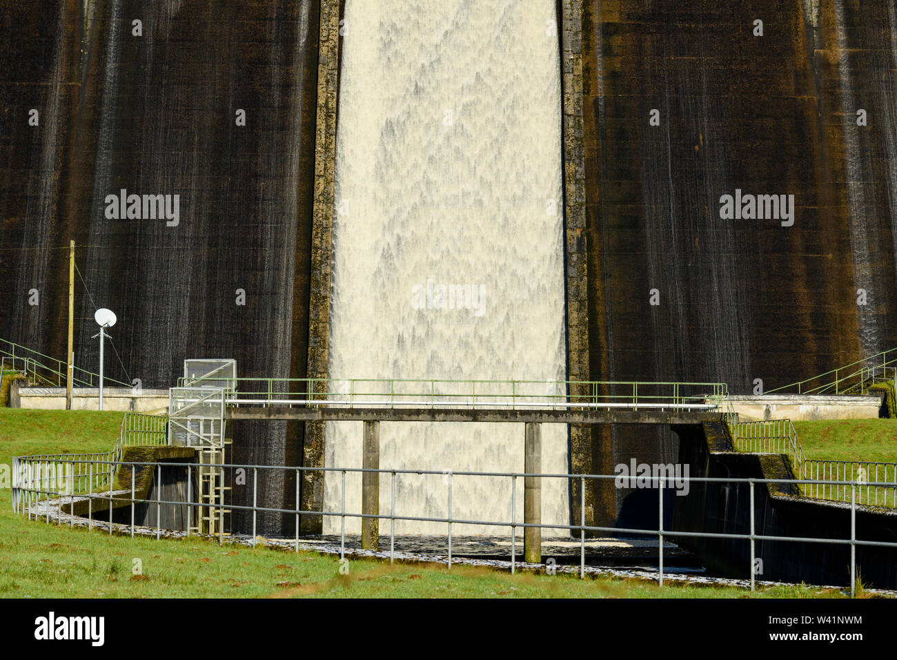 L'eau qui coule plus haut, raide, déversoir du barrage en béton à Thruscross réservoir dans le chenal à base (libre) - North Yorkshire, Angleterre, Royaume-Uni. Banque D'Images