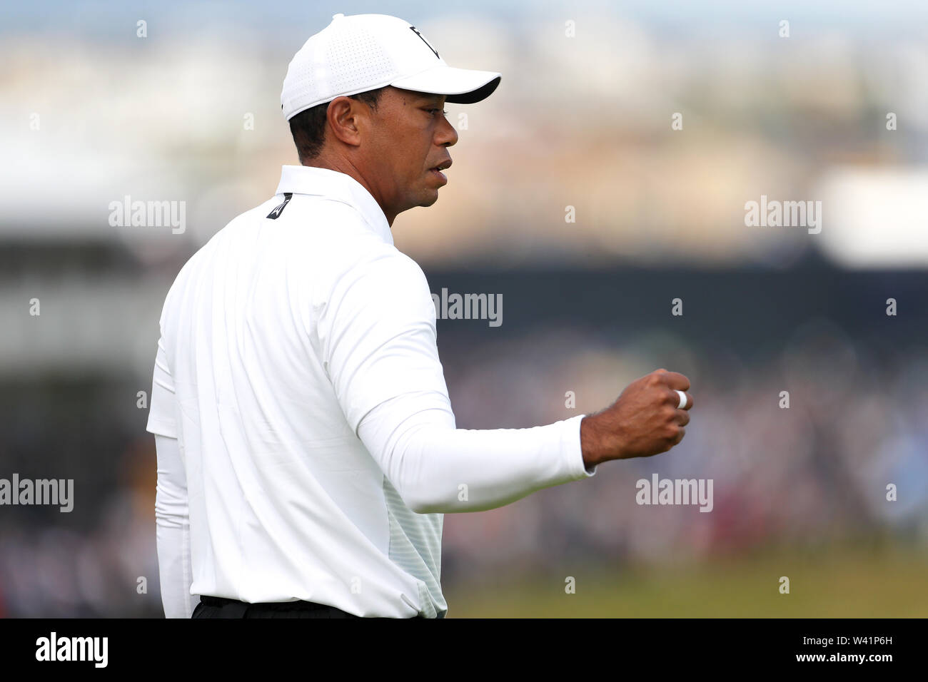 USA's Tiger Woods célèbre un birdie au 1er verte pendant la deuxième journée de l'Open Championship 2019 au Club de golf Royal Portrush. Banque D'Images