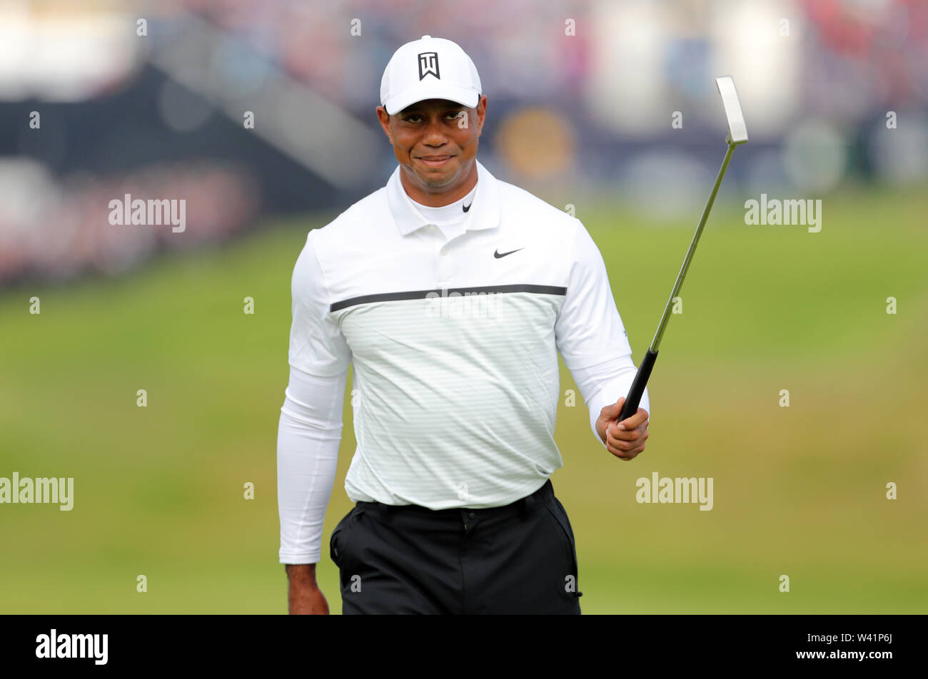 USA's Tiger Woods célèbre son birdie au 1er au cours de la deuxième journée de l'Open Championship 2019 au Club de golf Royal Portrush. Banque D'Images