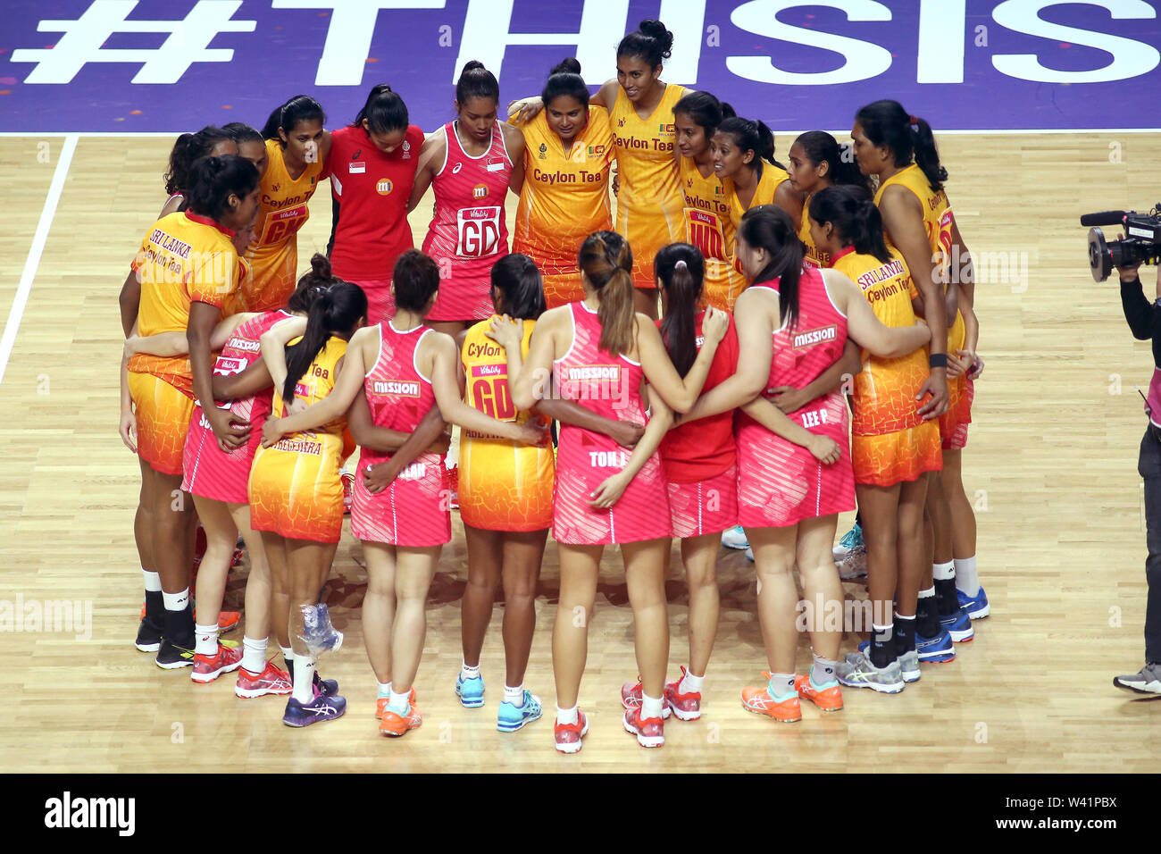 Sri Lanka et Singapour les joueurs pendant la Coupe du Monde de Netball match à la M&S Bank Arena, Liverpool. Banque D'Images Sri Lanka et Singapour les joueurs pendant la Coupe du Monde de Netball match à la M&S Bank Arena, Liverpool. Banque D'Images
