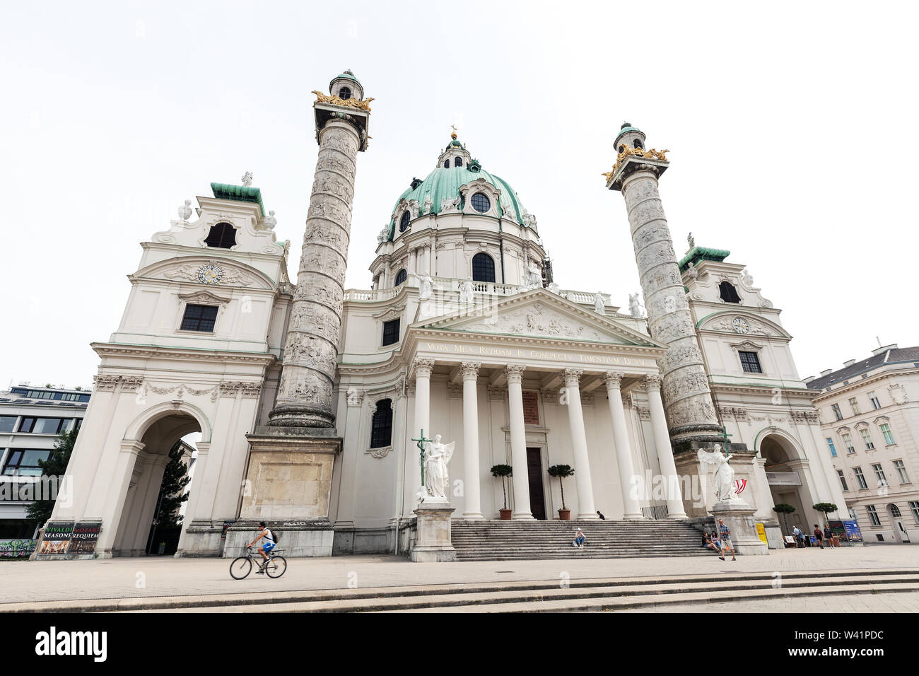 Vienne, Autriche - 17 juin 2019 : Karlskirche église baroque. Rektoratskirche Borromaus Saint Karl église et quelques personnes Banque D'Images