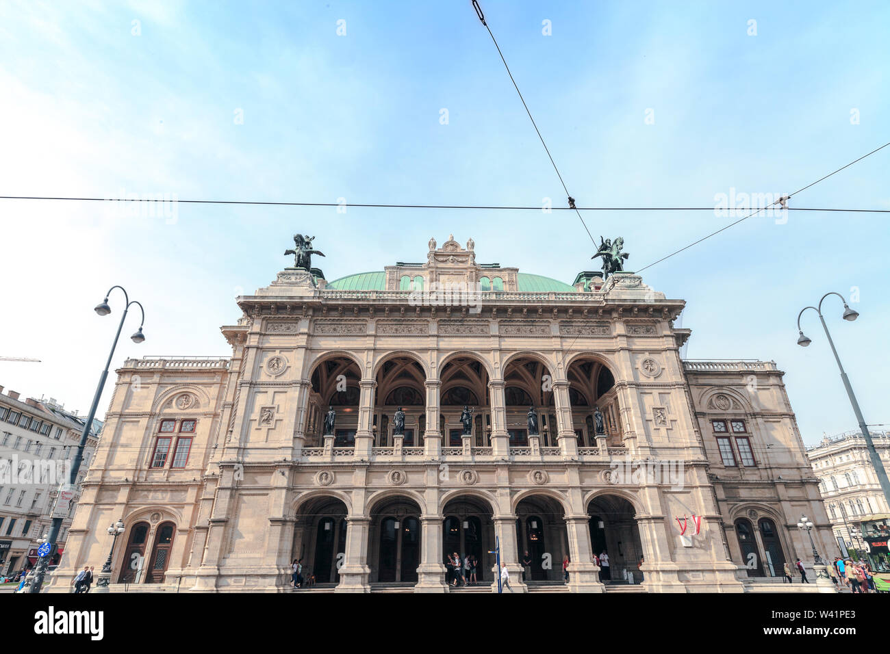 Vienne, Autriche - 17 juin 2019 : et l'Opéra de Vienne et à quelques personnes Banque D'Images