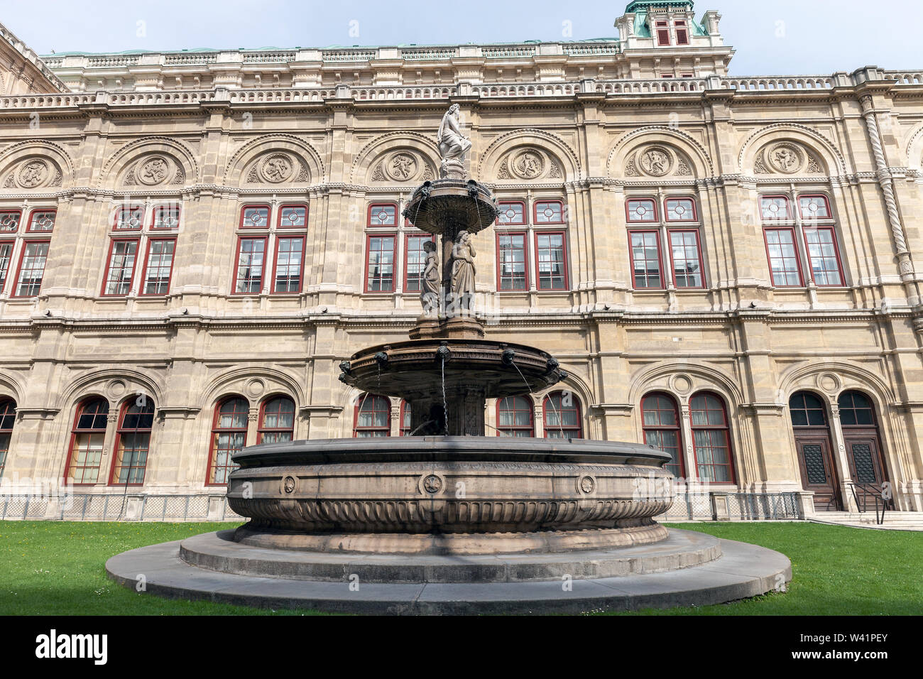 Fontaine près de l'Opéra d'État de Vienne sur pelouse verte à Vienne, Autriche Banque D'Images