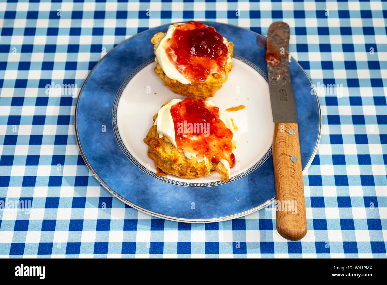 Scone fait maison avec de la crème caillée et confiture de fraise Banque D'Images