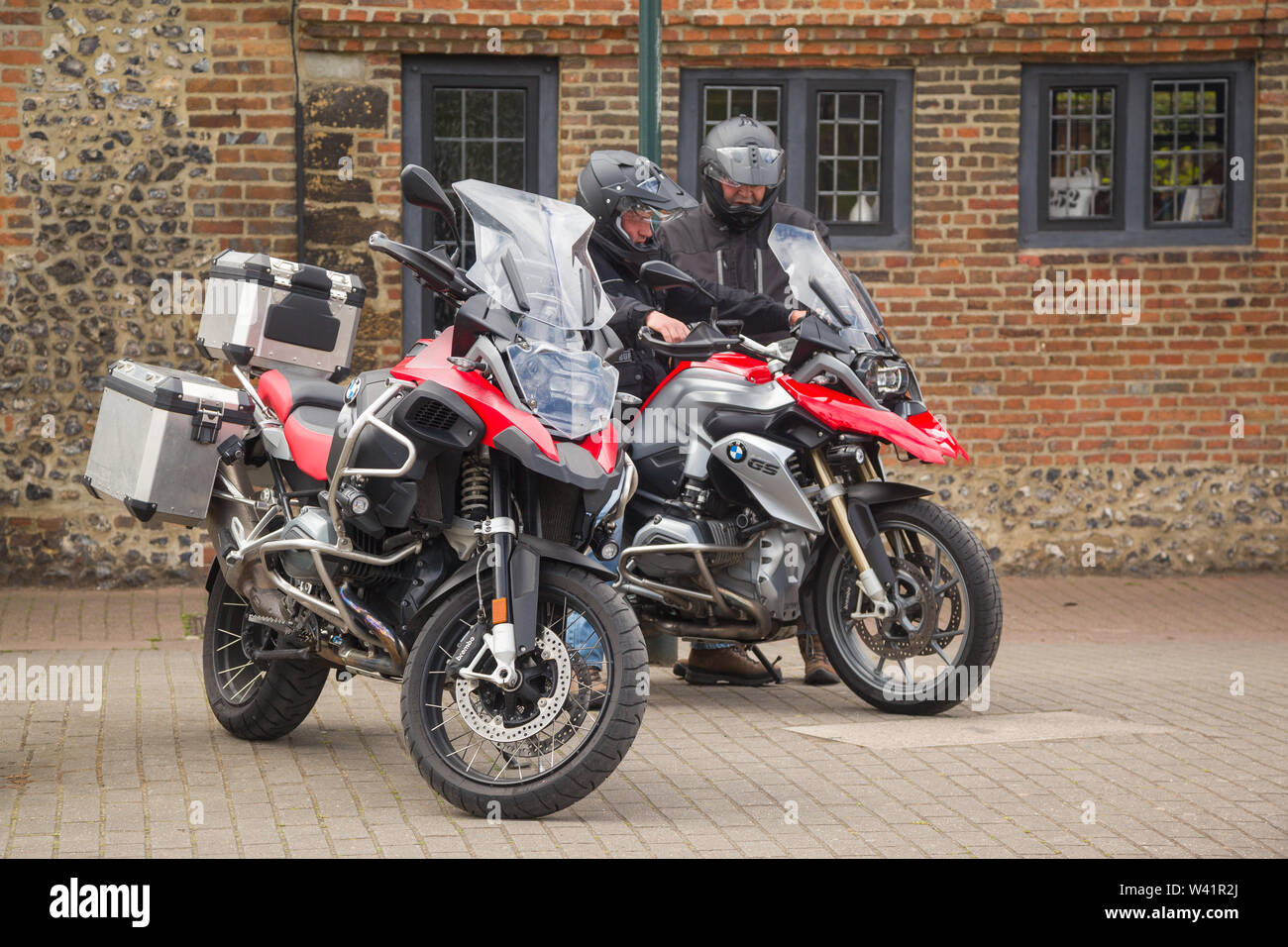 Une paire de motos BMW touring parqué par les maisons historiques par la Tamise à Henley-on-Thames Banque D'Images