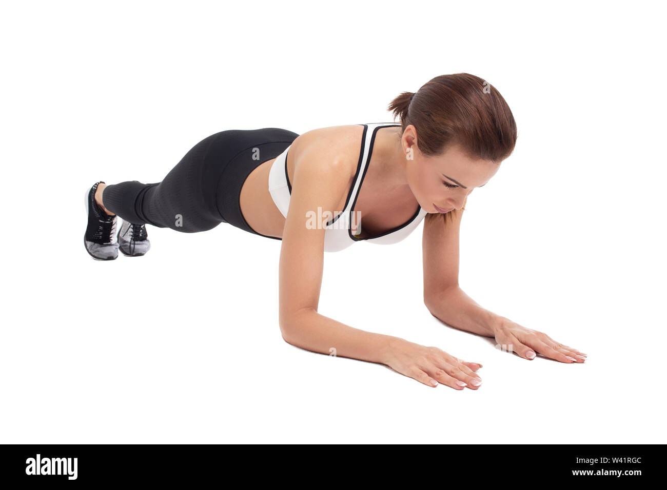 Jeune femme faisant plank exercice, isolé sur fond blanc Banque D'Images