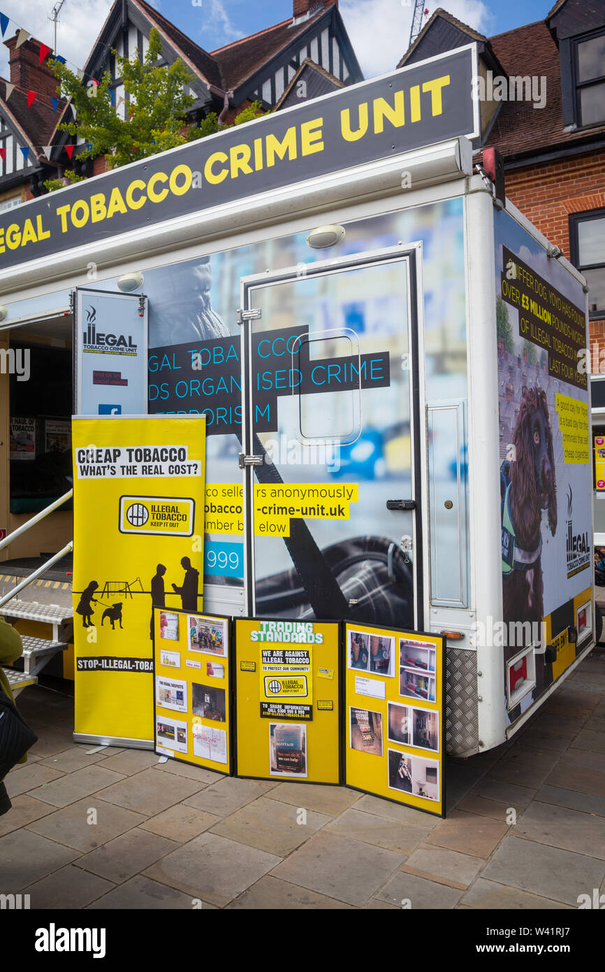 Le Conseil du comté de l'Oxfordshire Tabac illégal mobile Crime Unit van exposant dans Henley-on-Thames Town Center Banque D'Images