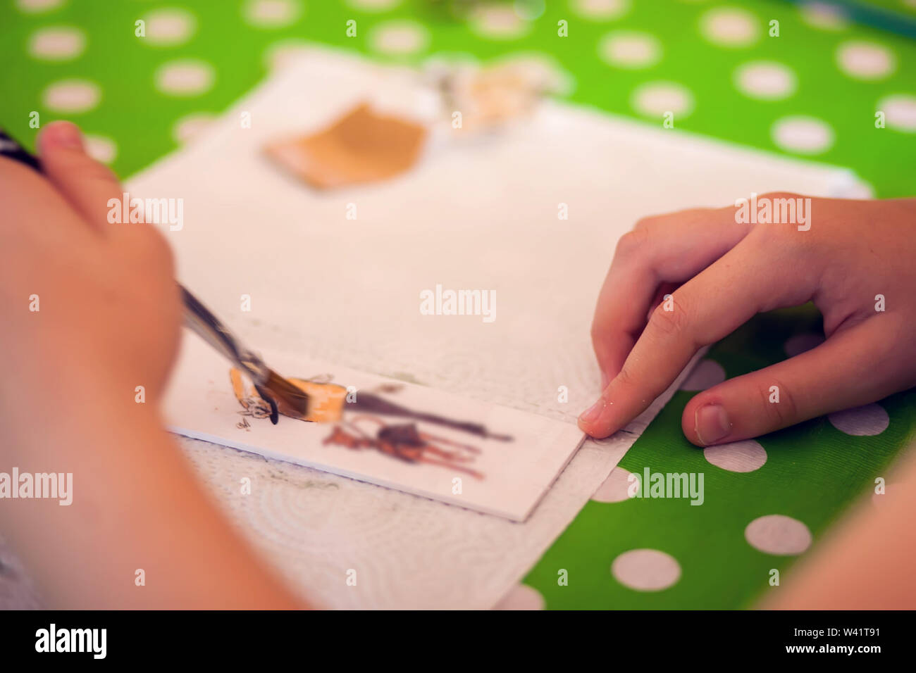 Mains d'œuvres d'enfants avec du bois et de la peinture et de l'artisanat artisanat travail Decoupage. Banque D'Images