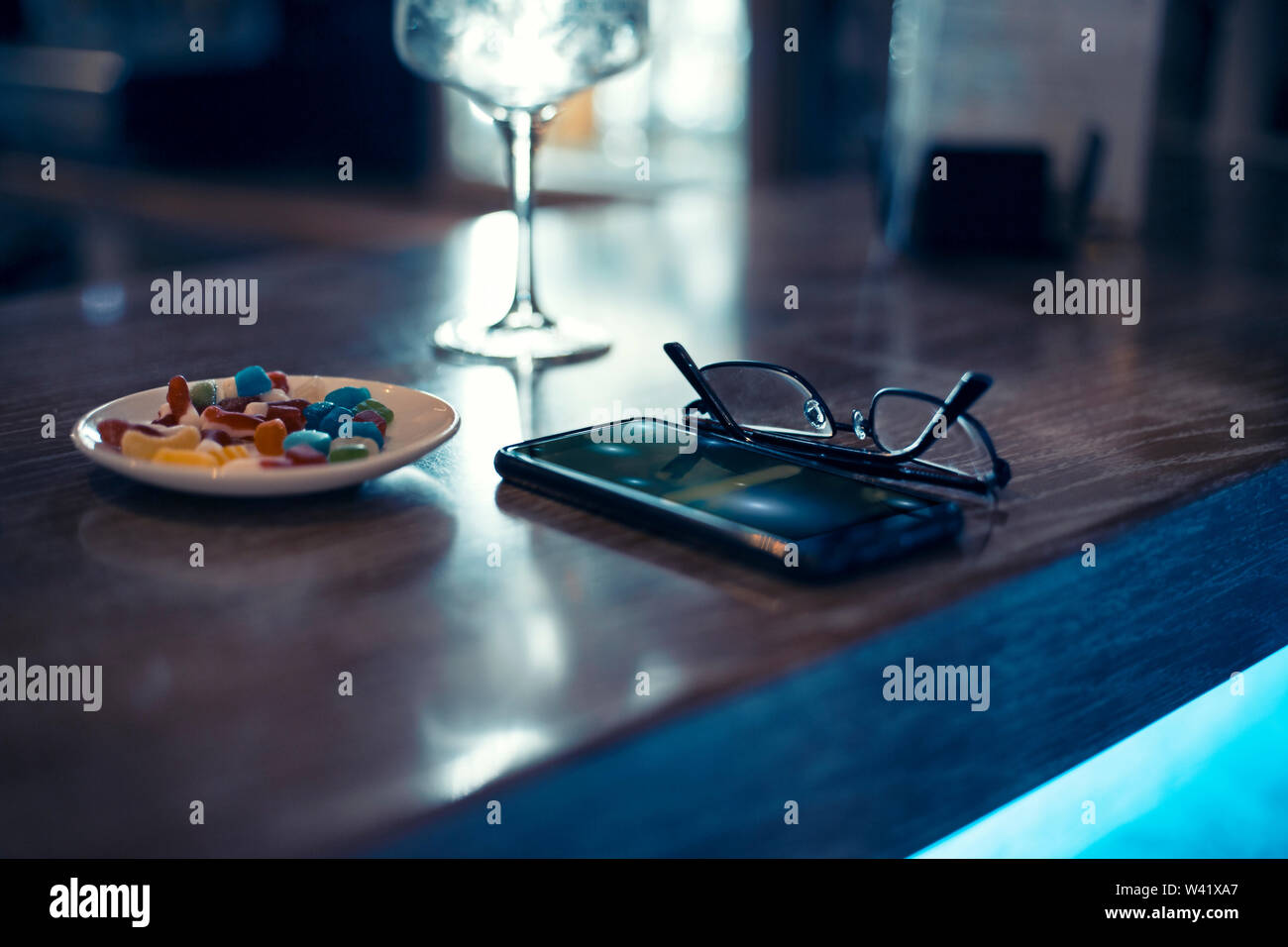 Concept de verres et smartphone dans un bar avec boissons et collations Banque D'Images