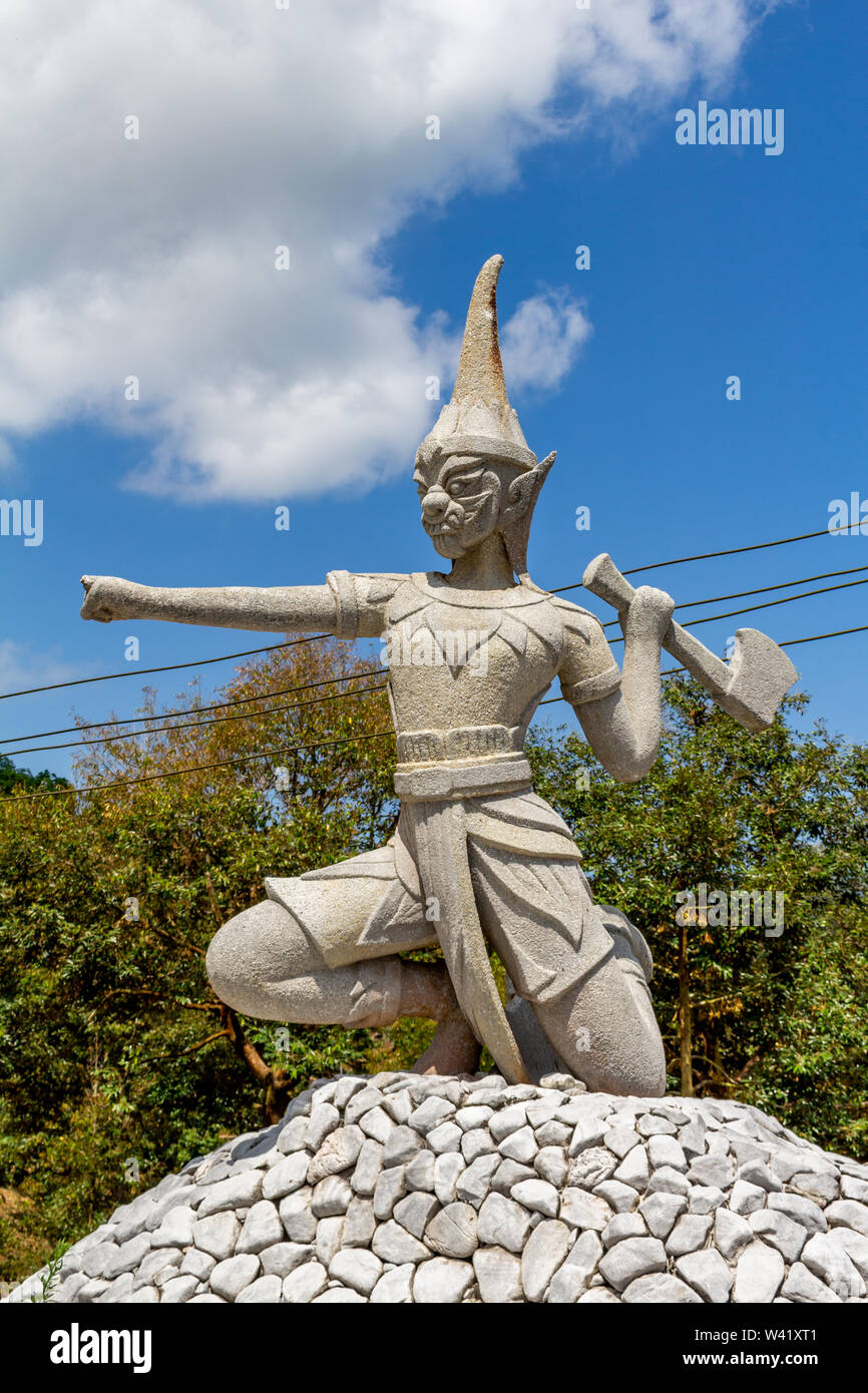 Sculpture d'un guerrier avec une hache au milieu de la jungle sur l'île de  Koh Samui Photo Stock - Alamy